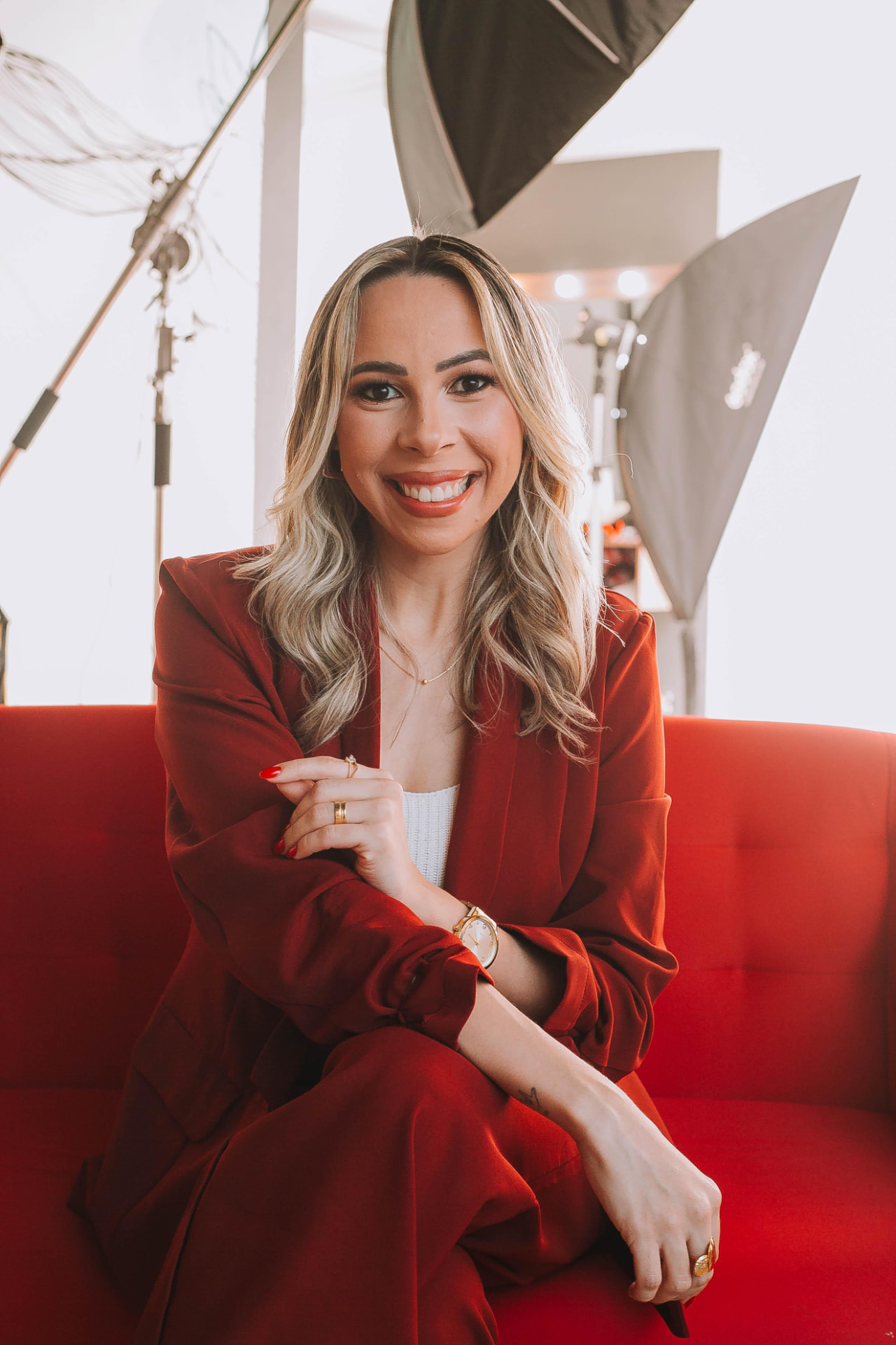 Luiza Morais em retrato profissional com blazer vermelho.